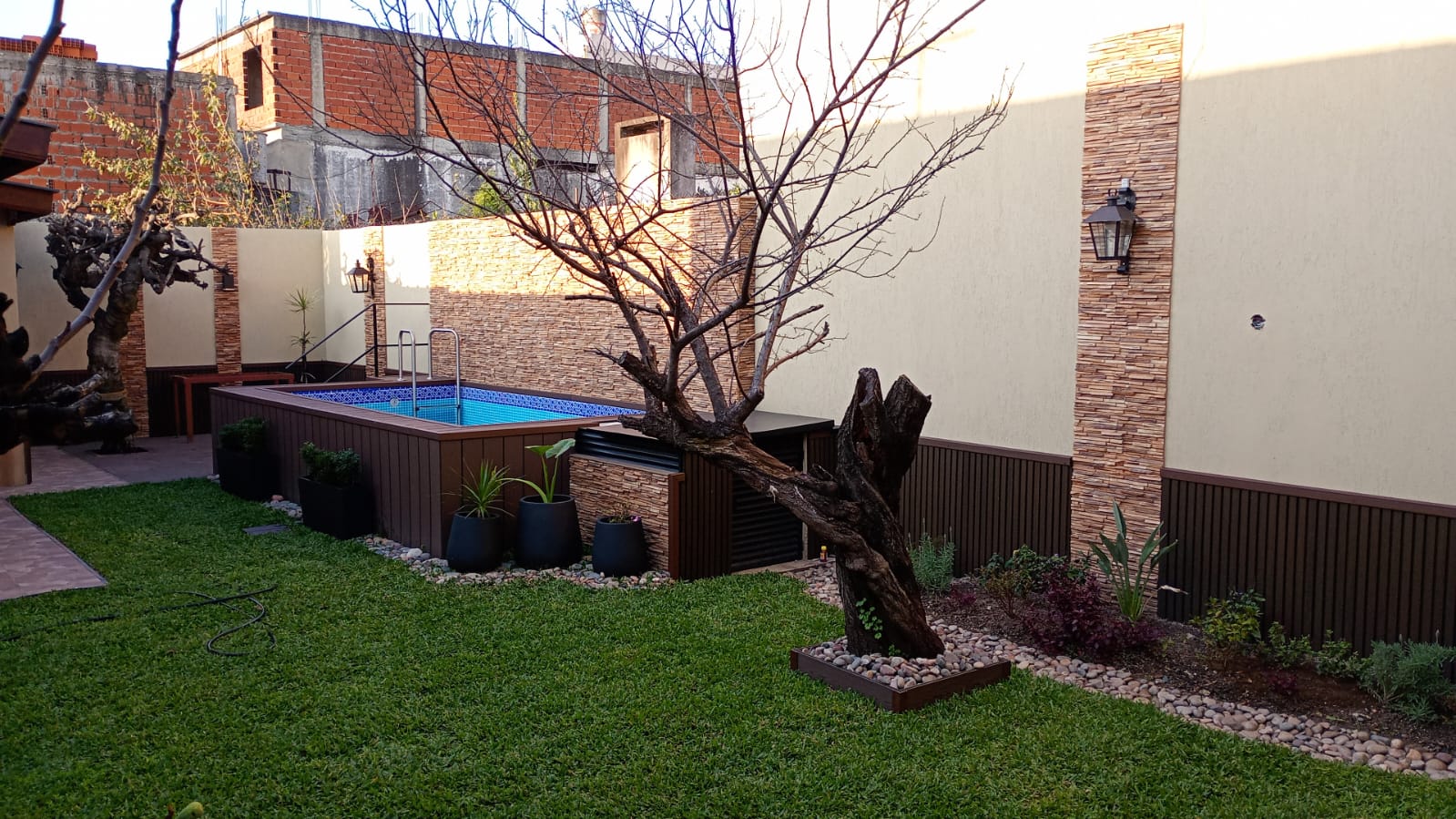 Equipo de Paisajismo y Parquizaciones trabajando en un jardín en Zona Norte